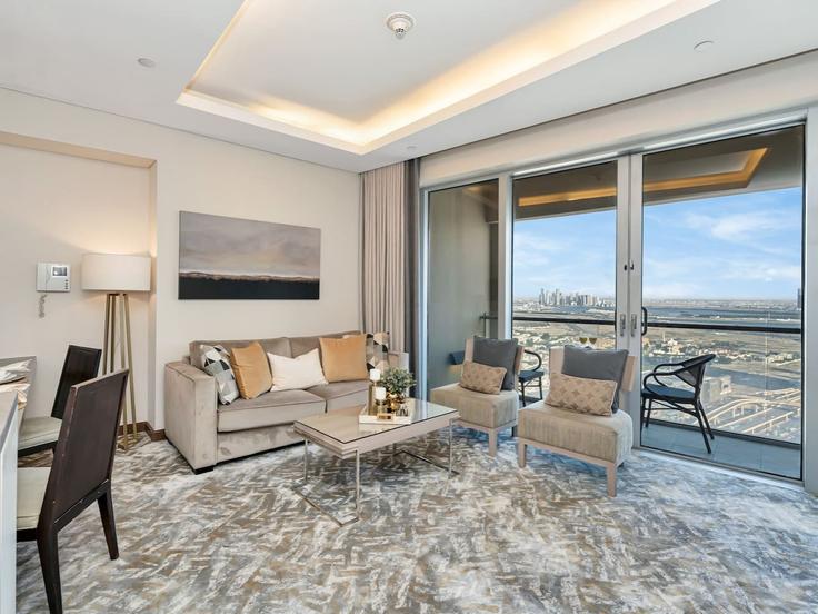 Zaa'beel Second, Dubai에 위치한 Building Financial Center street - kensington-holiday-homes-rental-llc - 1377013 유닛의 세련된 인테리어가 돋보이는 거실 Zaa'beel Second, Dubai에 위치한 Building Financial Center street - kensington-holiday-homes-rental-llc - 1377013 유닛의 세련된 인테리어가 돋보이는 거실