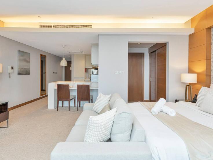 Sala de estar elegantemente projetada com móveis modernos em um apartamento no Building Financial Center street - kensington-holiday-homes-rental-llc - 1377014 em Zaa'beel Second, Dubai Sala de estar elegantemente projetada com móveis modernos em um apartamento no Building Financial Center street - kensington-holiday-homes-rental-llc - 1377014 em Zaa'beel Second, Dubai