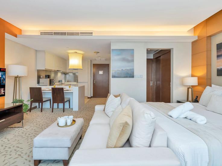 Elegant gestaltetes Wohnzimmer mit moderner Einrichtung in einer Wohnung im Building Financial Center street - kensington-holiday-homes-rental-llc - 1377015 in Zaa'beel Second, Dubai