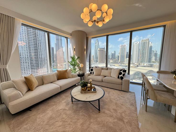 Sala de estar elegantemente projetada com móveis modernos em um apartamento no Building Dubai Fountain Street - kensington-holiday-homes-rental-llc - 1379518 em Business Bay, Dubai
