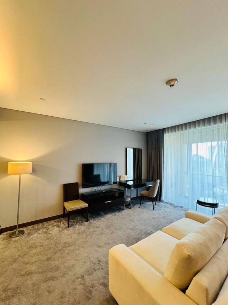 Salle de séjour élégante avec mobilier moderne dans un appartement à Building Financial Center street - kensington-holiday-homes-rental-llc - 1403562 à Burj Khalifa, Dubai