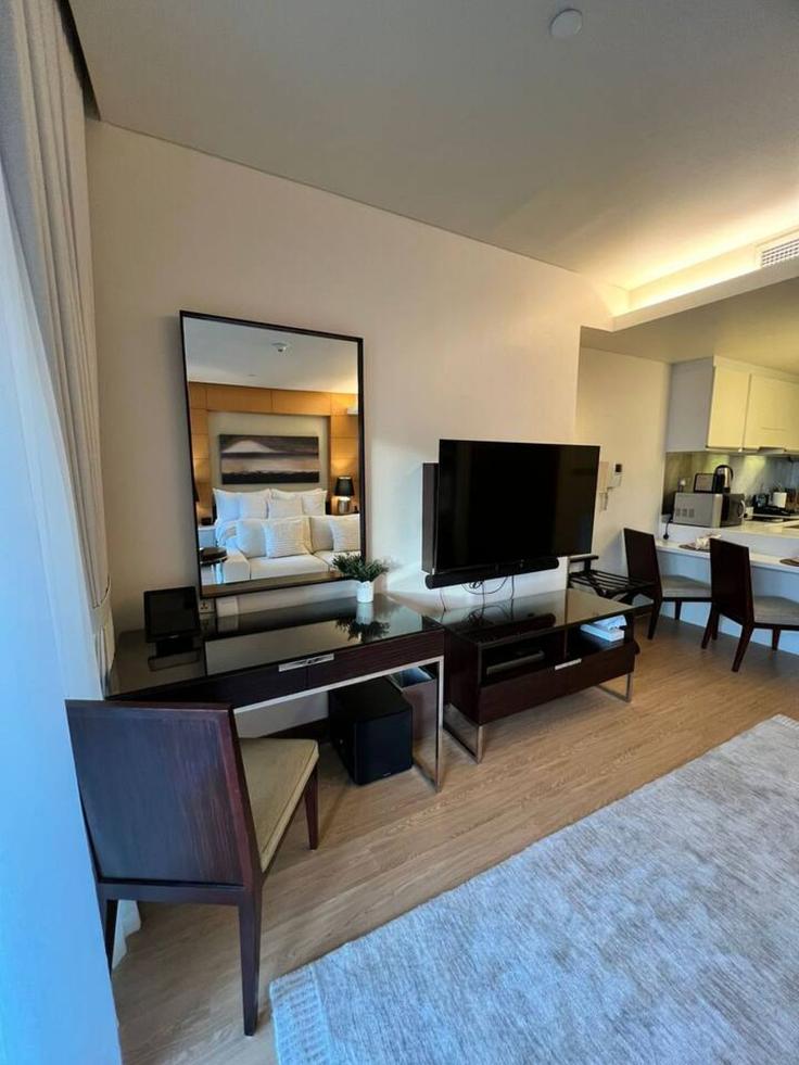 Salle de séjour élégante avec mobilier moderne dans un appartement à Building Financial Center street - kensington-holiday-homes-rental-llc - 1431092 à Burj Khalifa, Dubai