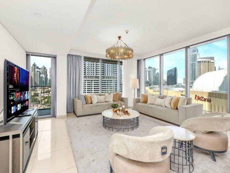 Building Dubai Fountain Street - kensington-holiday-homes-rental-llc - 1464948 adresindeki bir dairede modern mobilyalarla zarif bir şekilde tasarlanmış oturma odası Downtown Dubai, Dubai