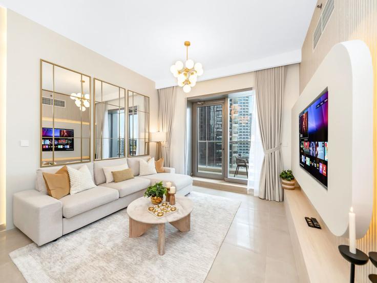 Dubai Dubai MarinaのBuilding King Salman Bin Abdulaziz Al Saud Street - kensington-holiday-homes-rental-llc - 1526919のアパートメントにある、モダンな家具を備えたエレガントなデザインのリビングルーム