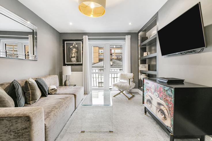 Sala de estar elegantemente projetada com móveis modernos em um apartamento no Building Winterton Place - kenton-hostaway - 1054238 em Royal Borough of Kensington and Chelsea, London