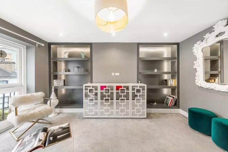 Royal Borough of Kensington and Chelsea, London에 위치한 Building Winterton Place - kenton-hostaway - 1054238 유닛의 세련된 인테리어가 돋보이는 거실