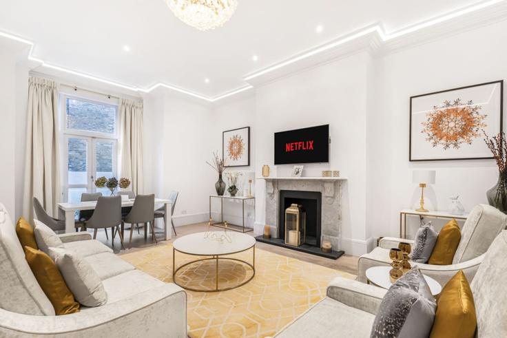 London City of WestminsterのBuilding Hans Place - kenton-hostaway - 1054241 - LONのアパートメントにある、モダンな家具を備えたエレガントなデザインのリビングルーム