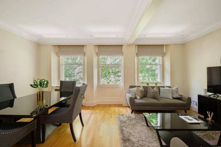 Elegant gestaltetes Wohnzimmer mit moderner Einrichtung in einer Wohnung im Building Montpelier Walk - kenton-hostaway - 1054244 - LON in City of Westminster, London Elegant gestaltetes Wohnzimmer mit moderner Einrichtung in einer Wohnung im Building Montpelier Walk - kenton-hostaway - 1054244 - LON in City of Westminster, London