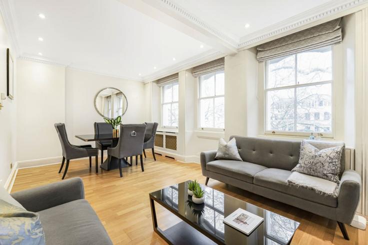 London City of WestminsterのBuilding Montpelier Walk - kenton-hostaway - 1054244 - LONのアパートメントにある、モダンな家具を備えたエレガントなデザインのリビングルーム