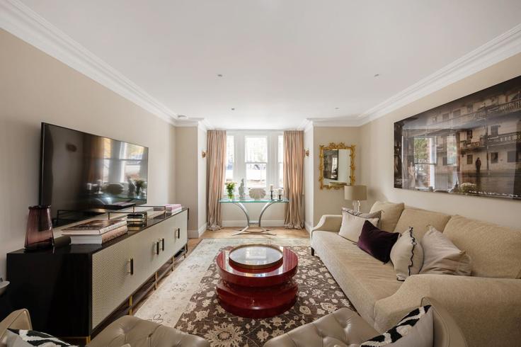 Elegante sala de estar con mobiliario moderno en un apartamento en Building Alexandra Avenue - kenton-hostaway - 1054245 en London Borough of Wandsworth, London