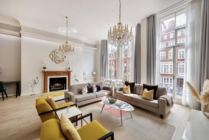 Elegant gestaltetes Wohnzimmer mit moderner Einrichtung in einer Wohnung im Building Pont Street - kenton-hostaway - 1054246 - LON in City of Westminster, London Elegant gestaltetes Wohnzimmer mit moderner Einrichtung in einer Wohnung im Building Pont Street - kenton-hostaway - 1054246 - LON in City of Westminster, London