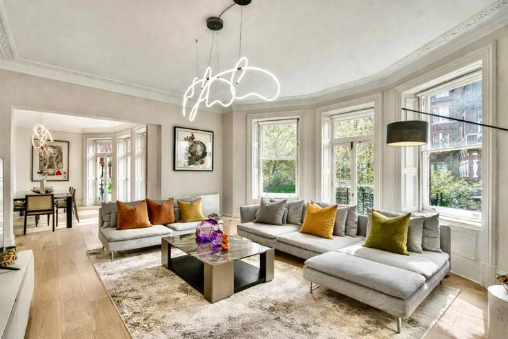 Sala de estar elegantemente projetada com móveis modernos em um apartamento no Building Cadogan Gardens - kenton-hostaway - 1054251 - LON em Royal Borough of Kensington and Chelsea, London