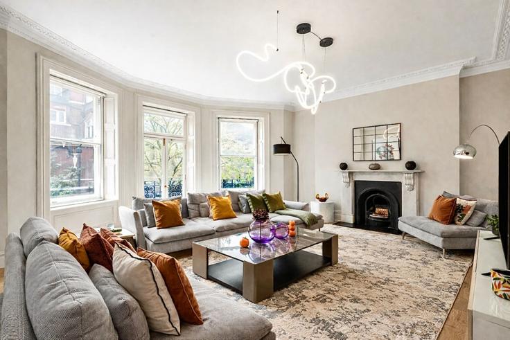 Salle de séjour élégante avec mobilier moderne dans un appartement à Building Cadogan Gardens - kenton-hostaway - 1054251 - LON à Royal Borough of Kensington and Chelsea, London
