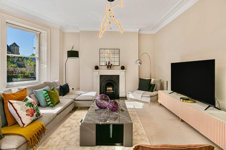 Elegante sala de estar con mobiliario moderno en un apartamento en Building Cadogan Gardens - kenton-hostaway - 1054251 - LON en Royal Borough of Kensington and Chelsea, London
