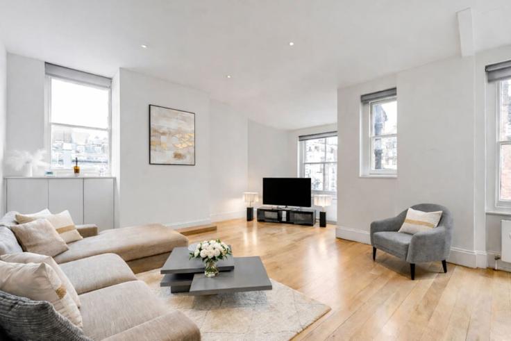Elegant gestaltetes Wohnzimmer mit moderner Einrichtung in einer Wohnung im Building Chiltern Street - kenton-hostaway - 1054252 in City of Westminster, London Elegant gestaltetes Wohnzimmer mit moderner Einrichtung in einer Wohnung im Building Chiltern Street - kenton-hostaway - 1054252 in City of Westminster, London
