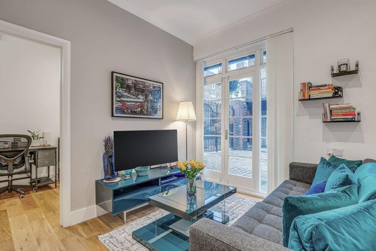 London City of WestminsterのBuilding Bouverie Place - kenton-hostaway - 1054256 - LONのアパートメントにある、モダンな家具を備えたエレガントなデザインのリビングルーム London City of WestminsterのBuilding Bouverie Place - kenton-hostaway - 1054256 - LONのアパートメントにある、モダンな家具を備えたエレガントなデザインのリビングルーム