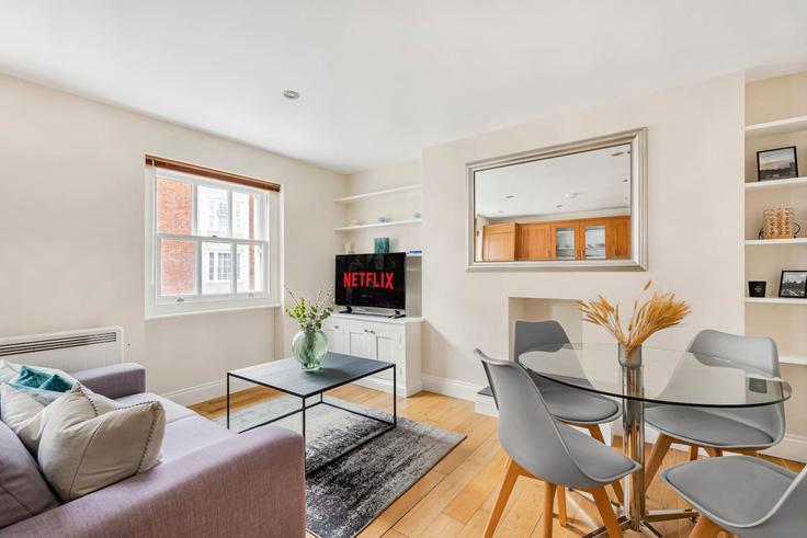 Building Crawford Street - kenton-hostaway - 1054257 - LON adresindeki bir dairede modern mobilyalarla zarif bir şekilde tasarlanmış oturma odası City of Westminster, London
