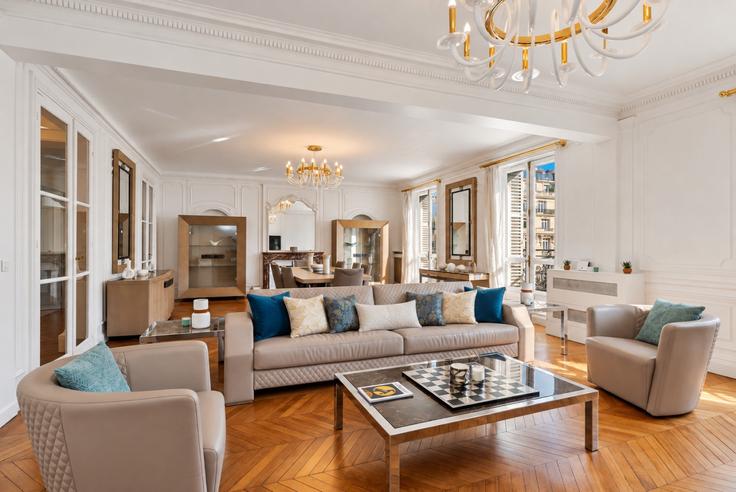 Salle de séjour élégante avec mobilier moderne dans un appartement à Building Avenue Kléber - kenton-hostaway - 1060823 à 16th arrondissement, Paris Salle de séjour élégante avec mobilier moderne dans un appartement à Building Avenue Kléber - kenton-hostaway - 1060823 à 16th arrondissement, Paris
