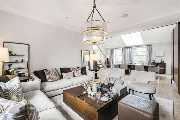 Salle de séjour élégante avec mobilier moderne dans un appartement à Building Roland Gardens - kenton-hostaway - 1095251 - LON à Royal Borough of Kensington and Chelsea, London