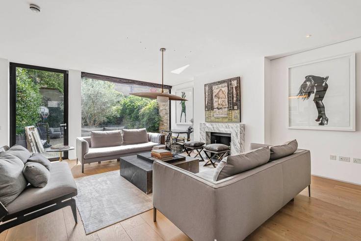 Sala de estar elegantemente projetada com móveis modernos em um apartamento no Building Seymour Walk - kenton-hostaway - 1243839 - LON em Royal Borough of Kensington and Chelsea, London Sala de estar elegantemente projetada com móveis modernos em um apartamento no Building Seymour Walk - kenton-hostaway - 1243839 - LON em Royal Borough of Kensington and Chelsea, London