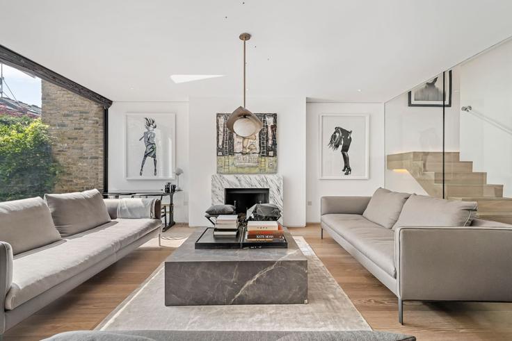 Sala de estar elegantemente projetada com móveis modernos em um apartamento no Building Seymour Walk - kenton-hostaway - 1243839 - LON em Royal Borough of Kensington and Chelsea, London Sala de estar elegantemente projetada com móveis modernos em um apartamento no Building Seymour Walk - kenton-hostaway - 1243839 - LON em Royal Borough of Kensington and Chelsea, London