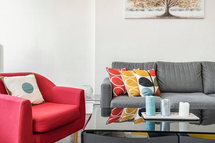 Elegante sala de estar con mobiliario moderno en un apartamento en Building Nevern Square - kenton-hostaway - 1258042 - LON en Royal Borough of Kensington and Chelsea, London