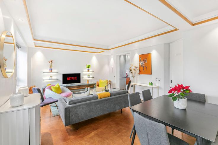 Royal Borough of Kensington and Chelsea, London에 위치한 Building Fulham Road - kenton-hostaway - 1286655 - LON 유닛의 세련된 인테리어가 돋보이는 거실