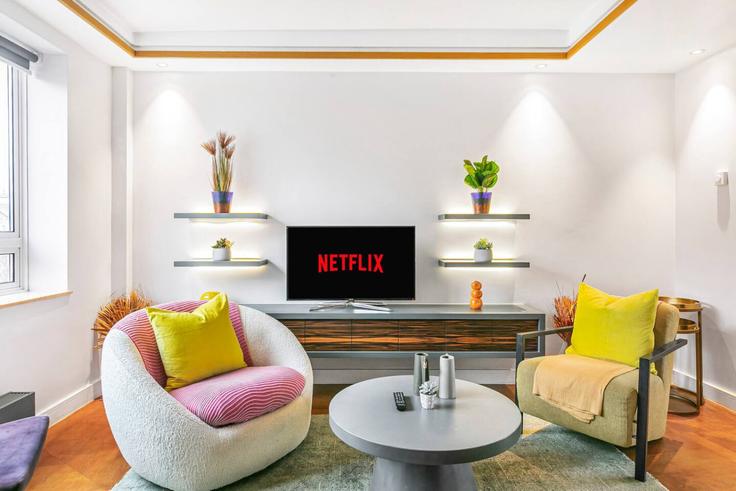 Elegante sala de estar con mobiliario moderno en un apartamento en Building Fulham Road - kenton-hostaway - 1286655 - LON en Royal Borough of Kensington and Chelsea, London