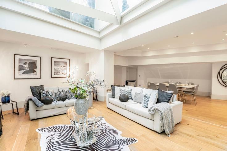 London City of WestminsterのBuilding Park Lane - kenton-hostaway - 1309470 - LONのアパートメントにある、モダンな家具を備えたエレガントなデザインのリビングルーム London City of WestminsterのBuilding Park Lane - kenton-hostaway - 1309470 - LONのアパートメントにある、モダンな家具を備えたエレガントなデザインのリビングルーム
