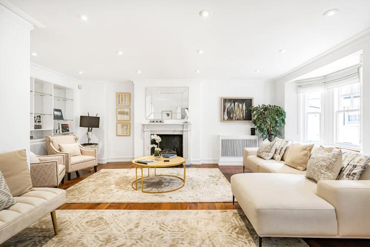 Elegant gestaltetes Wohnzimmer mit moderner Einrichtung in einer Wohnung im Building Pont Street Mews - kenton-hostaway - 1313345 - LON in City of Westminster, London Elegant gestaltetes Wohnzimmer mit moderner Einrichtung in einer Wohnung im Building Pont Street Mews - kenton-hostaway - 1313345 - LON in City of Westminster, London