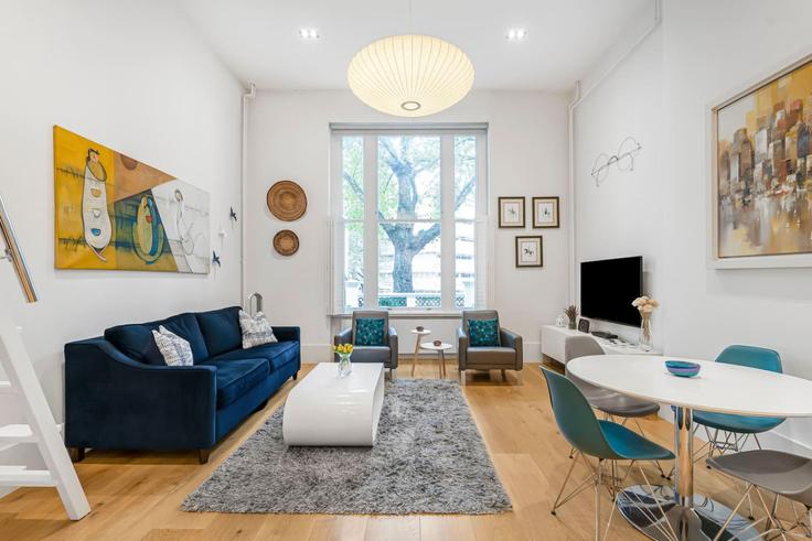 Sala de estar elegantemente projetada com móveis modernos em um apartamento no Building Bishop's Bridge Road - kenton-hostaway - 1320216 em City of Westminster, London