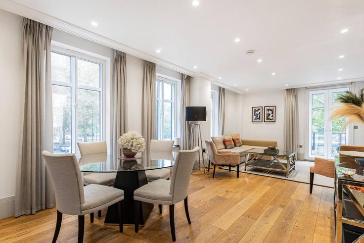 Elegante sala de estar con mobiliario moderno en un apartamento en Building Park Lane - kenton-hostaway - 1323822 en City of Westminster, London Elegante sala de estar con mobiliario moderno en un apartamento en Building Park Lane - kenton-hostaway - 1323822 en City of Westminster, London