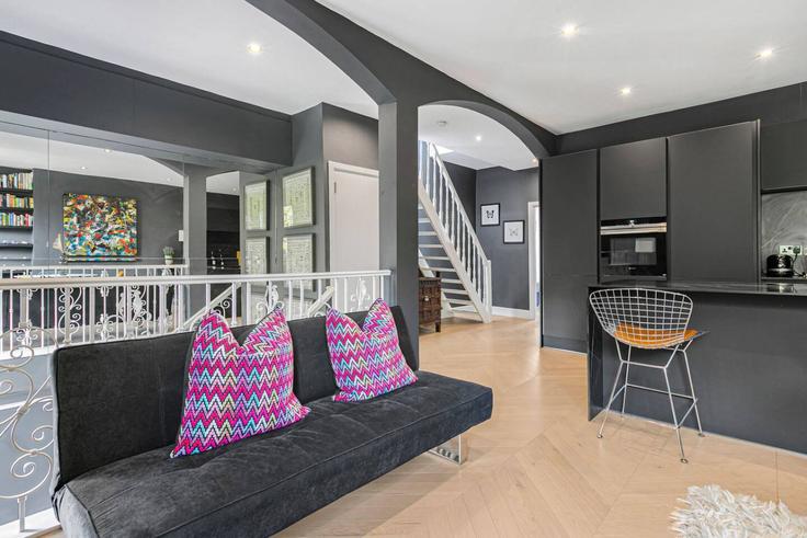 Salle de séjour élégante avec mobilier moderne dans un appartement à Building Holland Road - kenton-hostaway - 1324959 à Royal Borough of Kensington and Chelsea, London