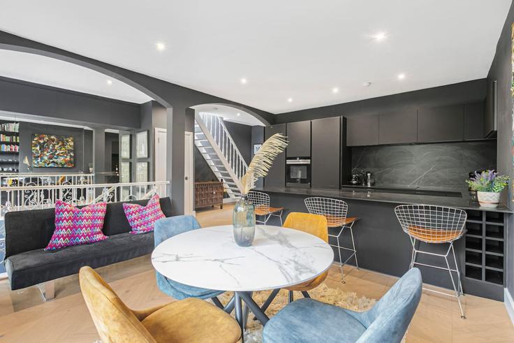 Building Holland Road - kenton-hostaway - 1324959 adresindeki bir dairede modern mobilyalarla zarif bir şekilde tasarlanmış oturma odası Royal Borough of Kensington and Chelsea, London Building Holland Road - kenton-hostaway - 1324959 adresindeki bir dairede modern mobilyalarla zarif bir şekilde tasarlanmış oturma odası Royal Borough of Kensington and Chelsea, London