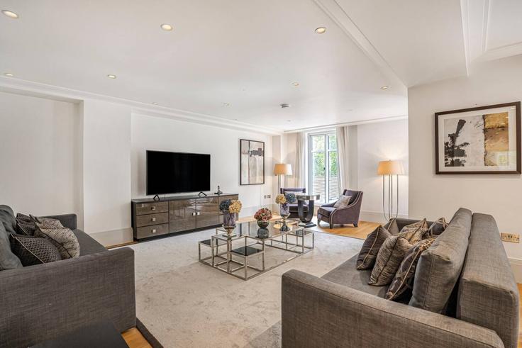 Sala de estar elegantemente projetada com móveis modernos em um apartamento no Building Park Lane - kenton-hostaway - 1328947 em City of Westminster, London
