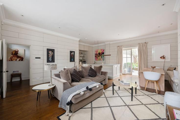 Salle de séjour élégante avec mobilier moderne dans un appartement à Building Kersley Mews - kenton-hostaway - 1364698 à London Borough of Wandsworth, London