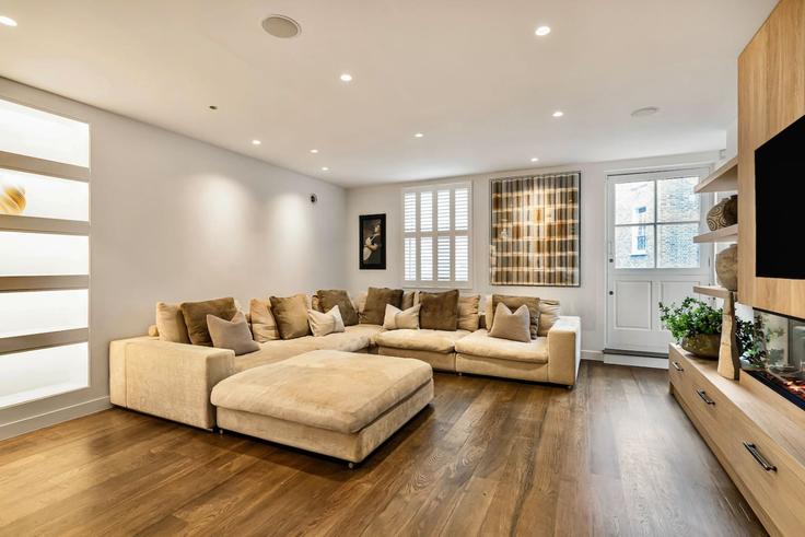 Elegant gestaltetes Wohnzimmer mit moderner Einrichtung in einer Wohnung im Building Pindock Mews - kenton-hostaway - 1375939 in City of Westminster, London Elegant gestaltetes Wohnzimmer mit moderner Einrichtung in einer Wohnung im Building Pindock Mews - kenton-hostaway - 1375939 in City of Westminster, London