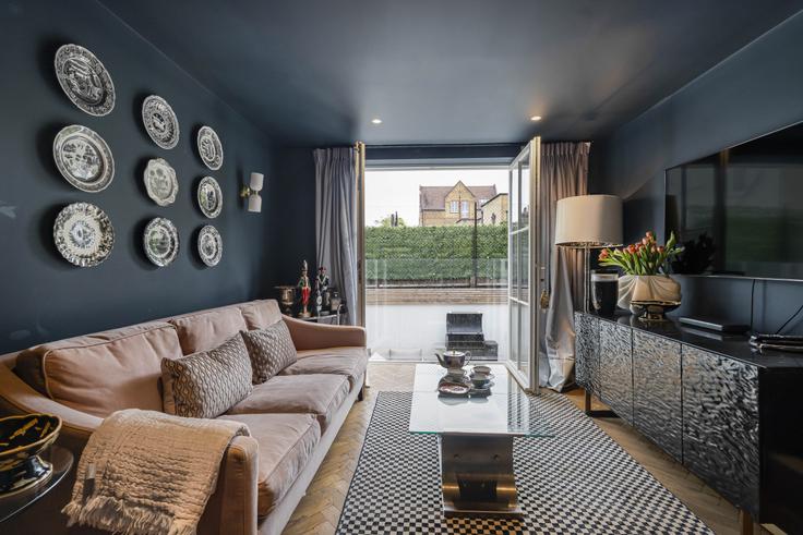 Sala de estar elegantemente projetada com móveis modernos em um apartamento no Building Alexandra Avenue - kenton-hostaway - 1380082 em London Borough of Wandsworth, London Sala de estar elegantemente projetada com móveis modernos em um apartamento no Building Alexandra Avenue - kenton-hostaway - 1380082 em London Borough of Wandsworth, London