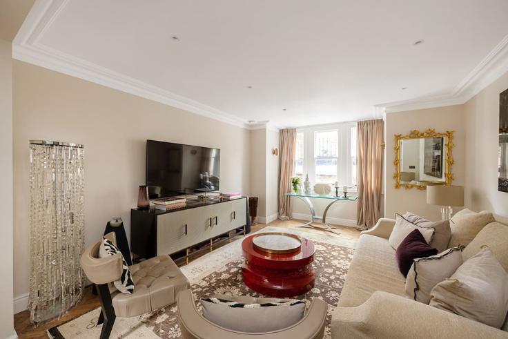 Elegante sala de estar con mobiliario moderno en un apartamento en Building Alexandra Avenue - kenton-hostaway - 1380082 en London Borough of Wandsworth, London