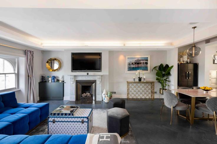 Sala de estar elegantemente projetada com móveis modernos em um apartamento no Building Queen's Gate - kenton-hostaway - 1382492 em Royal Borough of Kensington and Chelsea, London Sala de estar elegantemente projetada com móveis modernos em um apartamento no Building Queen's Gate - kenton-hostaway - 1382492 em Royal Borough of Kensington and Chelsea, London