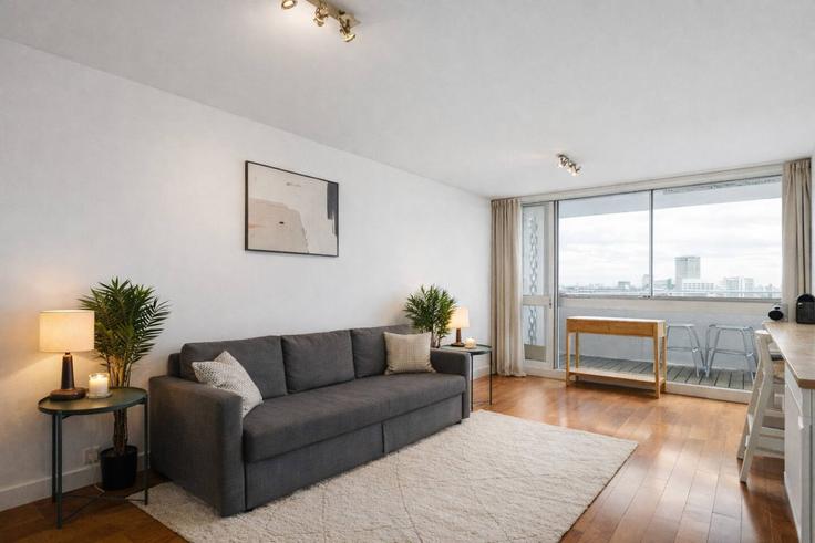 Elegantly designed living room with modern furnishings in an apartment at Building Luxborough Street - kenton-hostaway - 1390895 in City of Westminster, London