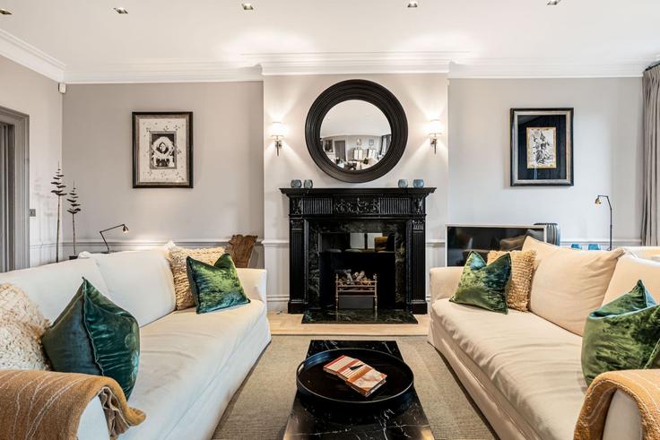 Building Cadogan Square - kenton-hostaway - 1391901 adresindeki bir dairede modern mobilyalarla zarif bir şekilde tasarlanmış oturma odası Royal Borough of Kensington and Chelsea, London