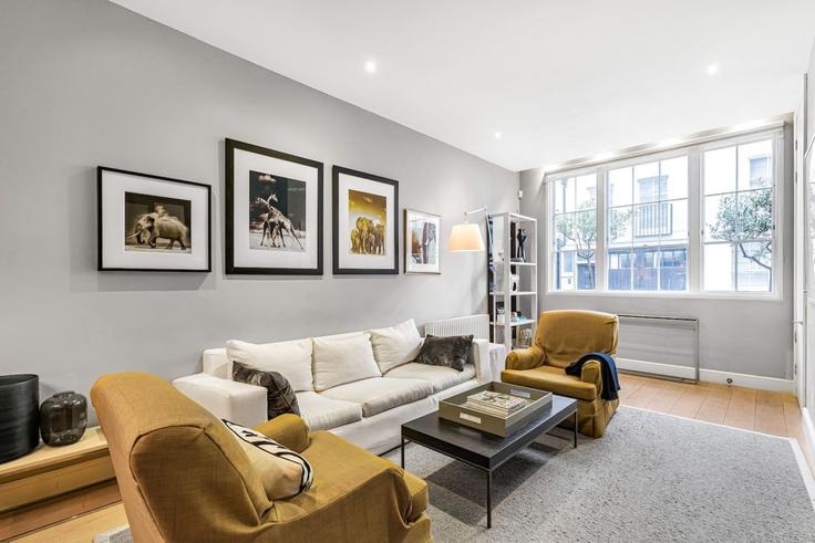 Elegante sala de estar con mobiliario moderno en un apartamento en Building Pavilion Road - kenton-hostaway - 1391904 en Royal Borough of Kensington and Chelsea, London