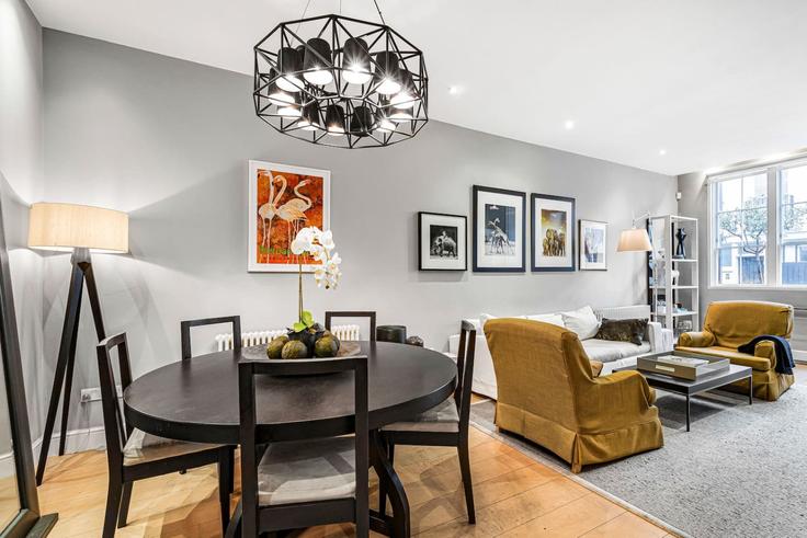 Elegante sala de estar con mobiliario moderno en un apartamento en Building Pavilion Road - kenton-hostaway - 1391904 en Royal Borough of Kensington and Chelsea, London