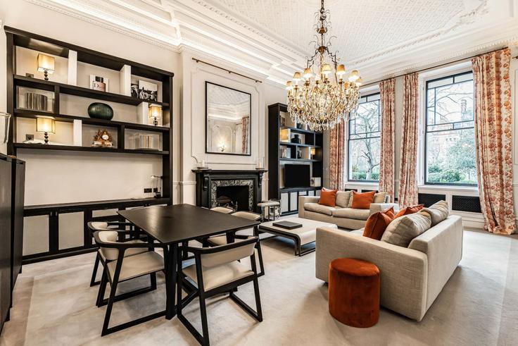 Elegante sala de estar con mobiliario moderno en un apartamento en Building Cadogan Square - kenton-hostaway - 1397244 en Royal Borough of Kensington and Chelsea, London