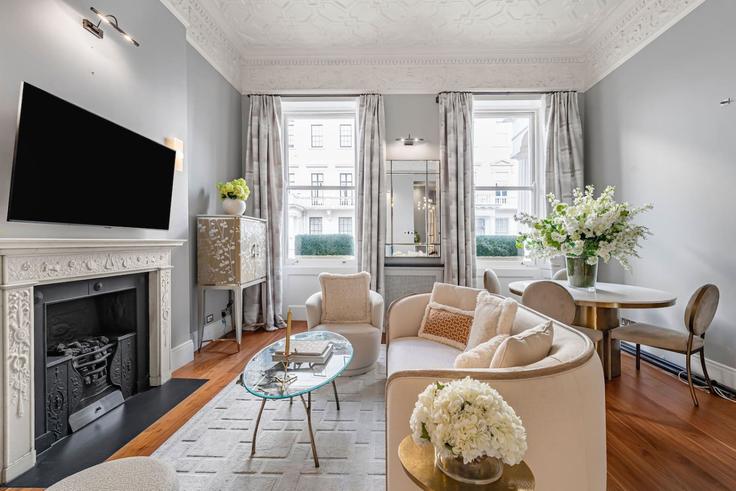 Elegante sala de estar con mobiliario moderno en un apartamento en Building Eaton Place - kenton-hostaway - 1459458 en City of Westminster, London