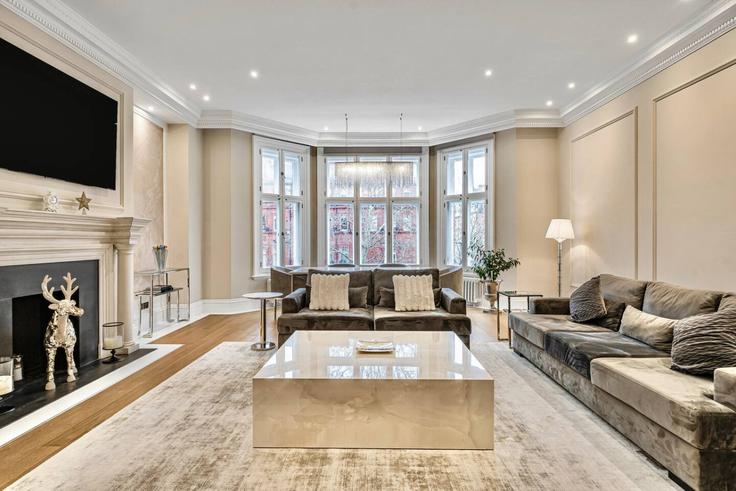 Building Cadogan Square - kenton-hostaway - 1461632 adresindeki bir dairede modern mobilyalarla zarif bir şekilde tasarlanmış oturma odası Royal Borough of Kensington and Chelsea, London Building Cadogan Square - kenton-hostaway - 1461632 adresindeki bir dairede modern mobilyalarla zarif bir şekilde tasarlanmış oturma odası Royal Borough of Kensington and Chelsea, London