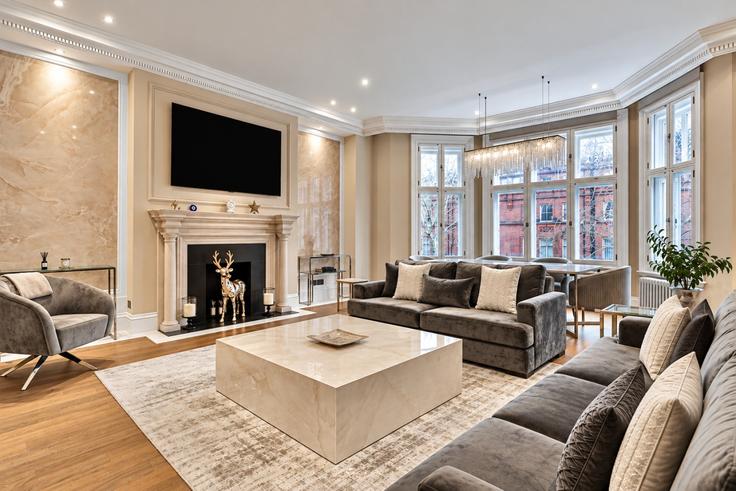 Sala de estar elegantemente projetada com móveis modernos em um apartamento no Building Cadogan Square - kenton-hostaway - 1461632 em Royal Borough of Kensington and Chelsea, London Sala de estar elegantemente projetada com móveis modernos em um apartamento no Building Cadogan Square - kenton-hostaway - 1461632 em Royal Borough of Kensington and Chelsea, London