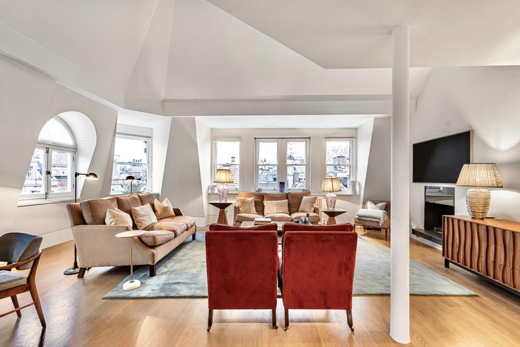 London City of WestminsterのBuilding South Audley Street - kenton-hostaway - 1464958のアパートメントにある、モダンな家具を備えたエレガントなデザインのリビングルーム London City of WestminsterのBuilding South Audley Street - kenton-hostaway - 1464958のアパートメントにある、モダンな家具を備えたエレガントなデザインのリビングルーム
