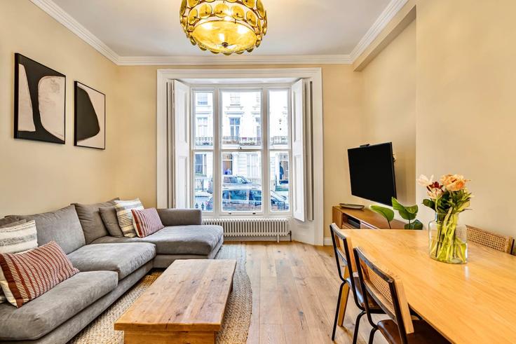 Salle de séjour élégante avec mobilier moderne dans un appartement à Building Saint Stephen's Gardens - kenton-hostaway - 1470234 à City of Westminster, London